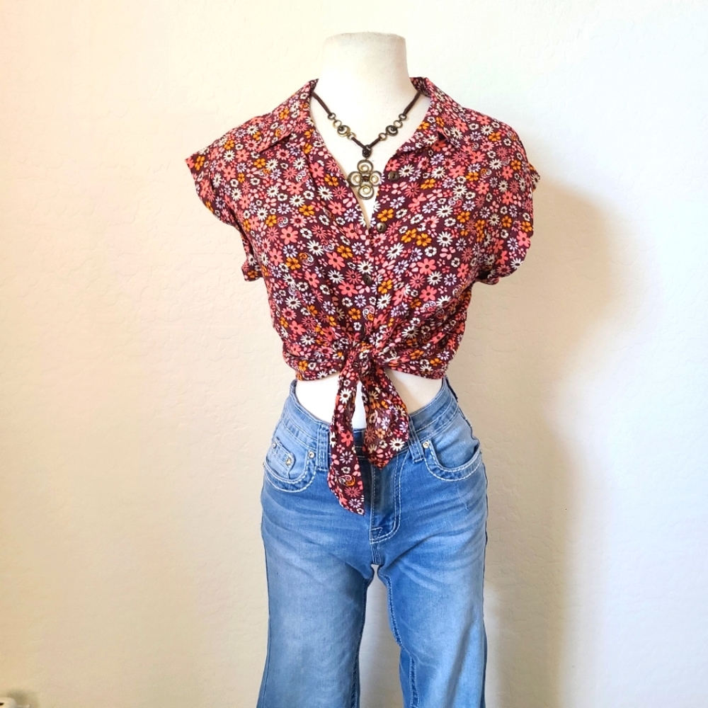 Floral, Vintage Style Button Down, Crop Top, Collar Bronze Buttons New With Tags